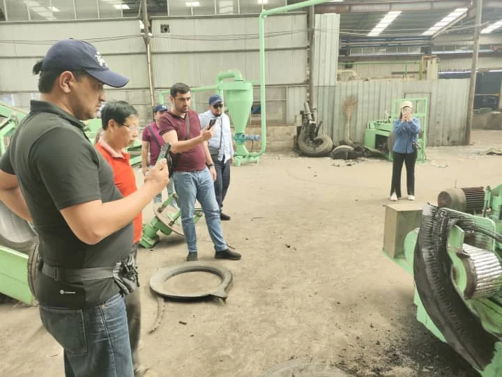 Customers visit the factory - 5